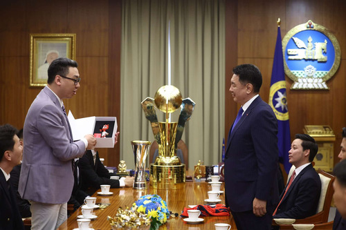 Ерөнхийлөгч У.Хүрэлсүх “Хасын хүлэгүүд” багийнхныг хүлээн авч уулзлаа